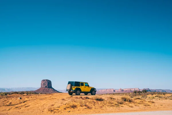 Amazing Desert Landscape Yellow Sport Utility Vehicle Parked Road Sandy — Stockfoto