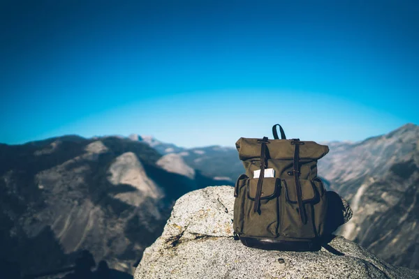 位于美国约塞米蒂国家公园高山石上的旅行背包的令人惊叹的景象 — 图库照片