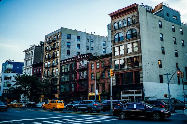 青い空と交通渋滞に対するレンガの壁を持つアパートの建物は ニューヨークの近代的な都市で私たちを急ぐ — ストック写真