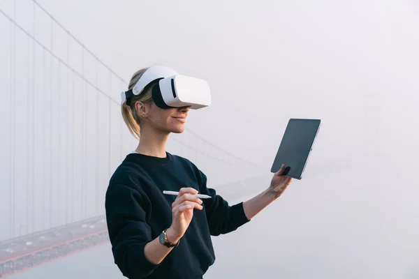 Glad Female Headset Standing San Francisco Using Virtual Display Tablet — Stockfoto