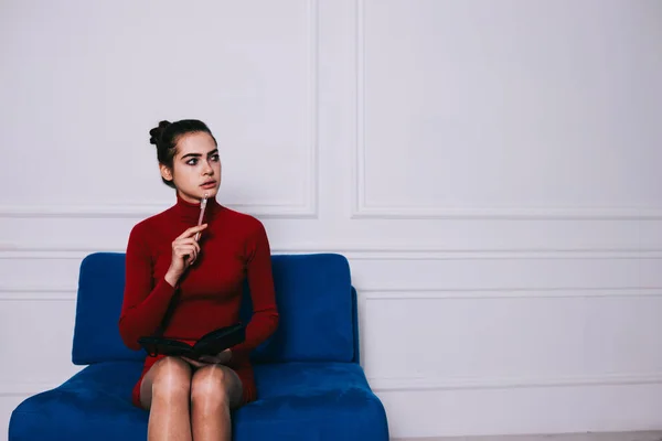 Pensive Vrouwelijke Student Casual Rode Jurk Weg Kijken Zitten Comfortabele — Stockfoto
