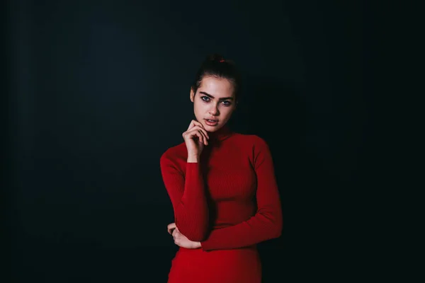 Aantrekkelijk Vrouwelijk Model Rode Kleren Kijkend Naar Camera Met Zelfverzekerd — Stockfoto