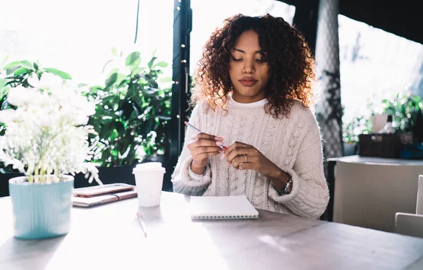 Geconcentreerde Zwarte Vrouw Witte Casual Kleding Denken Voor Het Maken — Stockfoto