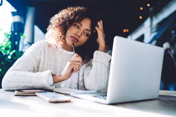 Uitgeputte Afro Amerikaanse Vrouw Casual Kleding Zitten Aan Houten Tafel — Stockfoto