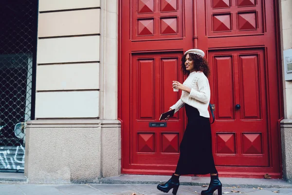 Chica Hipster Afroamericana Vestida Moda Pasando Puertas Rojas Entorno Urbano — Foto de Stock