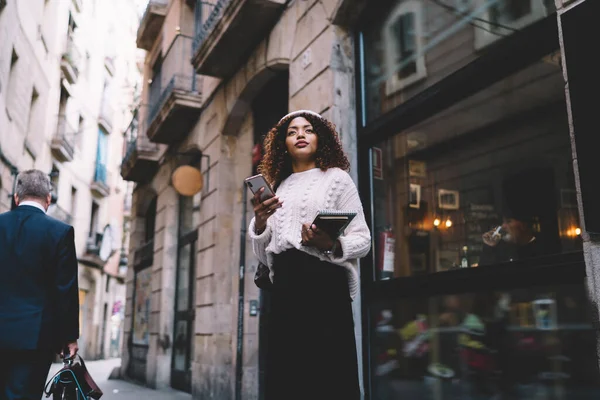 Hermosa Mujer Piel Oscura Ropa Moda Pie Calle Ciudad Utilizando — Foto de Stock