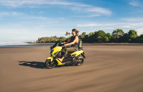 Vista Lateral Seguro Joven Bronceado Descalzo Viajero Masculino Montar Moto — Foto de Stock