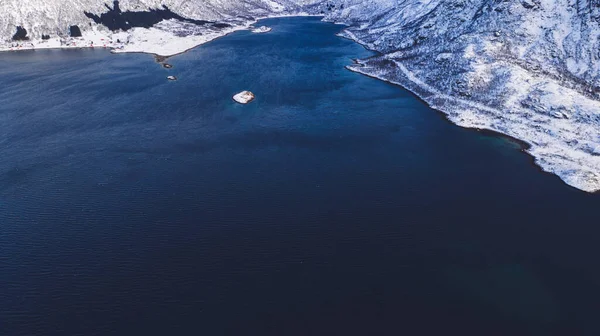 冬に雪に覆われた雄大なフィヨルドの山々の息をのむような鳥の目の景色 風景岩峰 絵のような美しい自然景観の空中ビュー ノルディック海に囲まれたロフテン島 — ストック写真
