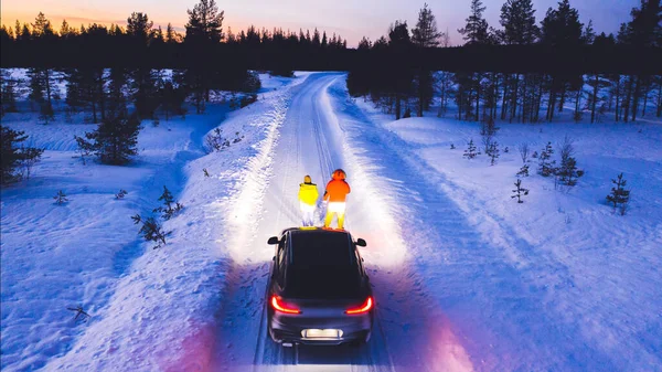 Vista Aérea Trasera Pareja Romántica Turistas Parados Cerca Coche Mientras — Foto de Stock