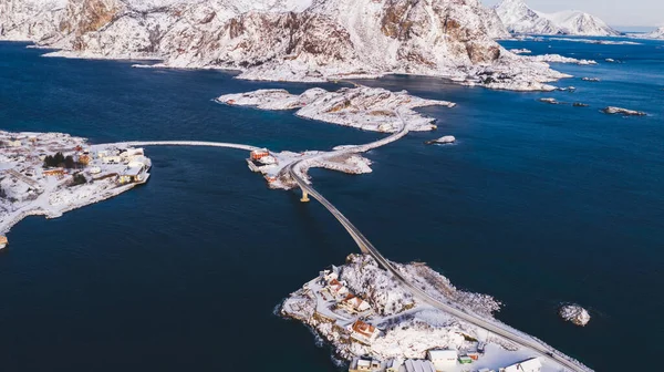 让人叹为观止的是被挪威海水环绕的白雪覆盖的洛福特群岛的鸟瞰景象 具有小城市基础设施的全景岛屿景观无人机的空中景观 — 图库照片