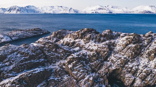 Adembenemend Vogelperspectief Majestueuze Fjord Bergen Bedekt Met Sneeuw Winter Uitzicht — Stockfoto