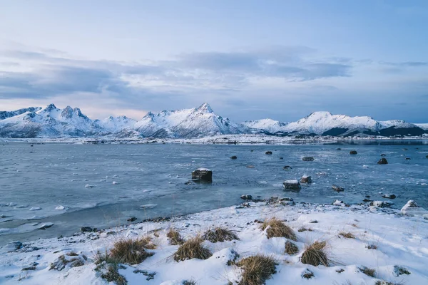 Schilderachtige Zeegezicht Met Besneeuwde Kust Bergen Gletsjers Bevroren Oppervlak Tegen — Stockfoto
