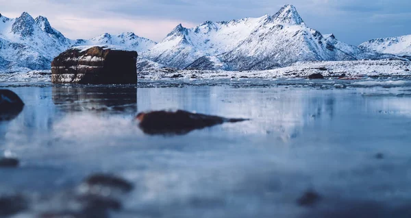 Durva Csúcsok Friss Fehér Közelében Fagyasztott Kék Hideg Norvégia Fjord — Stock Fotó