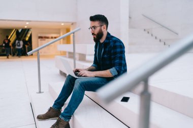 Kafkas erkek blogcu modern dizüstü bilgisayarda görüntüler izleyerek 4G kablosuz, milenyum kullanıcısına bağlanarak Netbook okuma ile uzaktan çalışan serbest internet projesi ile e-posta aldı