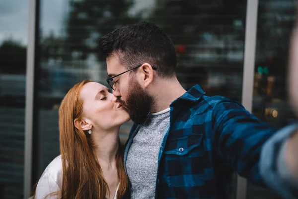 Selfie Fotó Kaukázusi Pár Szerelmes Csók Szabadidő Alatt Városban Élvezi — Stock Fotó
