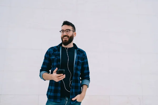 Tipo Hipster Despreocupado Gafas Ópticas Utilizando Aplicación Medios Comunicación Del —  Fotos de Stock