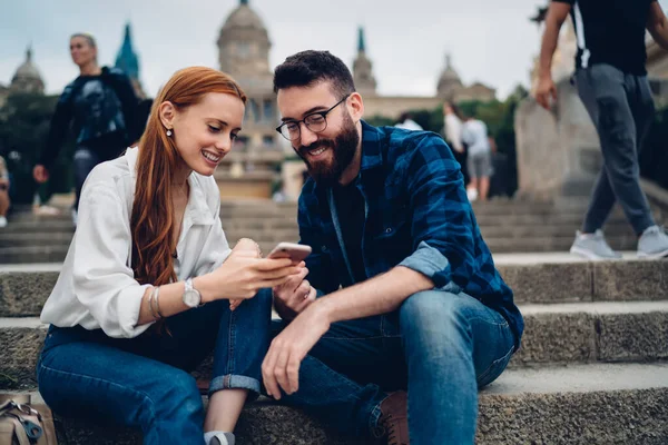 Alegre Novio Novia Viendo Positiva Viaje Vlog Durante Red Celular —  Fotos de Stock