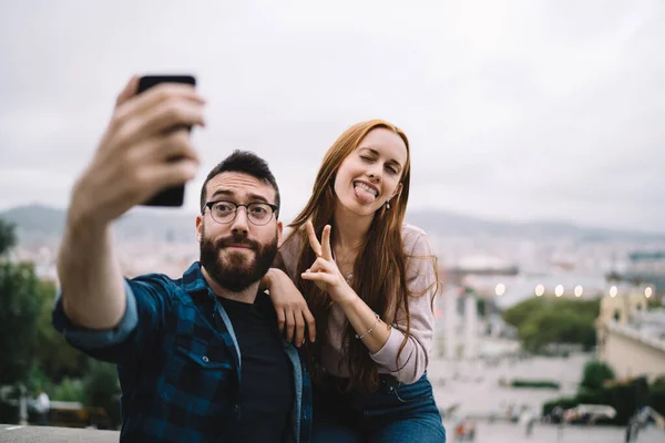 Millennial Couple Love Using Smartphone Camera Making Selfie Pictures Honeymoon — Stock Photo, Image