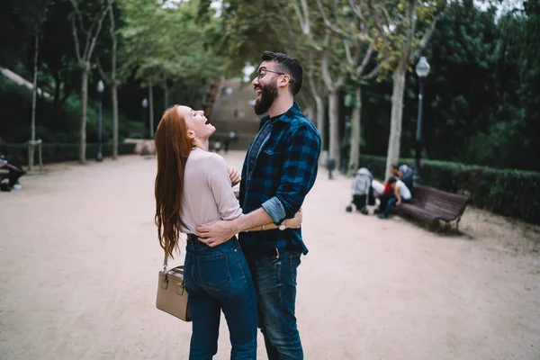 陽気な男性と女性は笑い 友好的な関係感 公園でのコミュニケーションへの愛の興奮したカップル 楽しい気分と旅行休暇を楽しむ笑顔で満足しています — ストック写真