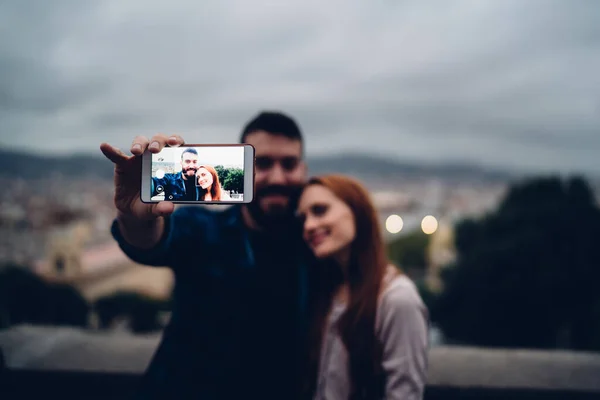 Blurred Couple Love Using Smartphone Camera Making Selfie Pictures Travel — Stock Photo, Image