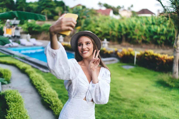 Mujer Joven Optimista Que Usa Vestido Verano Sonriendo Tomando Selfie — Foto de Stock
