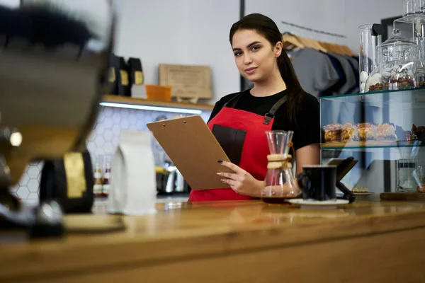 Profesional Barista Hembra Caucásica Bar Con Equipos Desiertos Revisando Las —  Fotos de Stock