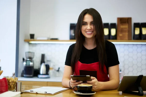 明るい繁栄ブルネット女性Barista楽しみます仕事でコーヒーショップ作る注文を経由してアプリ上でデジタルタブレット 笑顔女性ウェイトレスでバー保持キャッシャータッチパッド — ストック写真