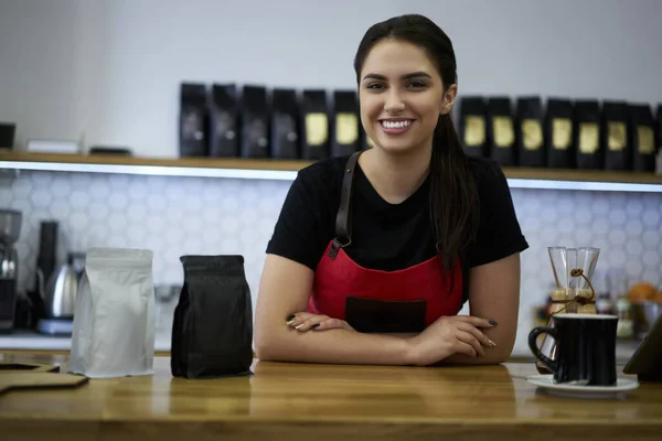 Портрет Усміхненої Жінки Власника Невеликих Бізнес Кафе Стоїть Біля Барної — стокове фото