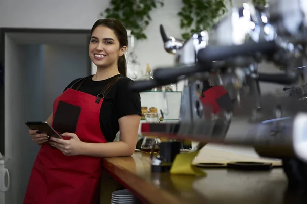 Halblanges Porträt Einer Fröhlichen Barista Roter Schürze Die Den Arbeitsprozess — Stockfoto