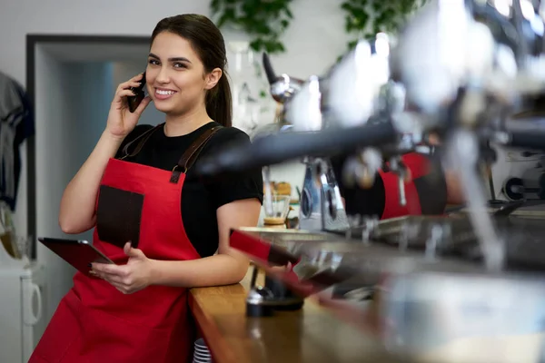 Neşeli Esmer Kadın Cep Telefonuyla Sipariş Vermeyi Başarıyor Barda Çalışıyor — Stok fotoğraf