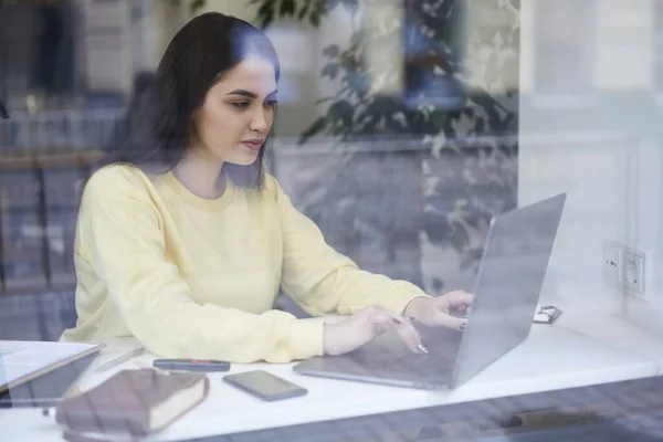 Profesyonel Kadın Klavyeci Dizüstü Bilgisayarda Oturuyor Kafenin Içinde Oturuyor Web — Stok fotoğraf