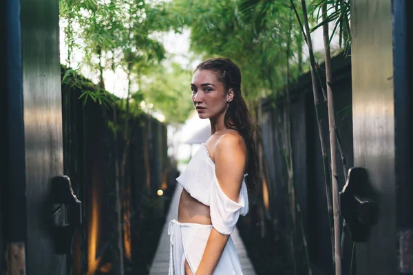 Aantrekkelijke Vrouw Met Lang Haar Stijlvolle Outfit Kijkend Naar Camera — Stockfoto