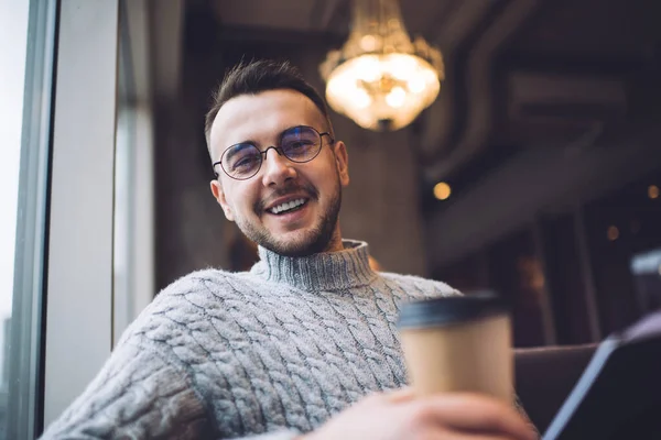 Bajo Ángulo Hombre Barbudo Sonriente Ropa Casual Gafas Con Taza — Foto de Stock