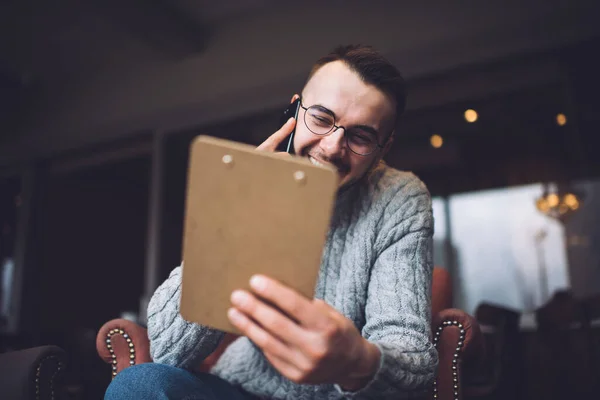 Lage Hoek Van Positieve Bebaarde Man Casual Slijtage Bril Zitten — Stockfoto