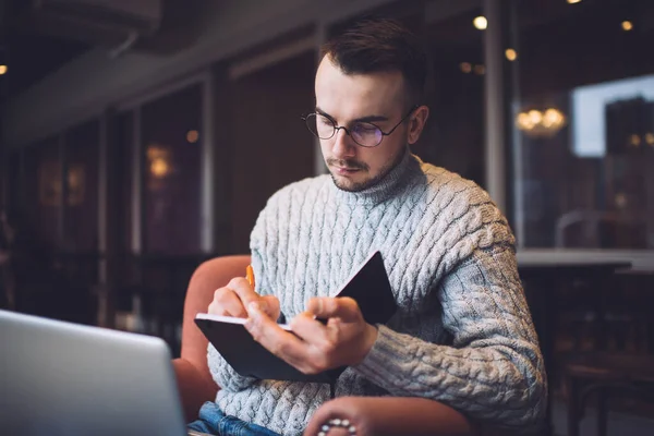 Koncentrerad Skäggig Manlig Frilansare Casual Wear Och Glasögon Sitter Bekväm — Stockfoto