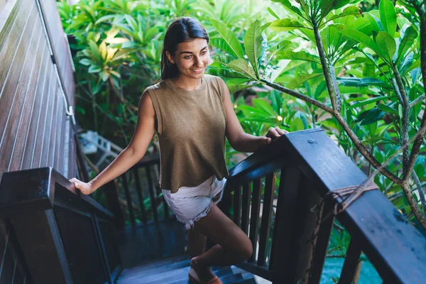 Full Length Happy Ethnic Female Casual Outfit Walking Upstairs Tropical — Stock Photo, Image