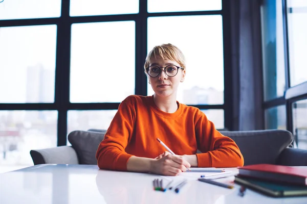 Kalme Vrouwelijke Illustrator Casual Outfit Kijken Weg Zitten Aan Tafel — Stockfoto