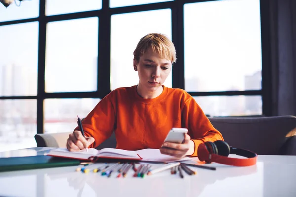 Geconcentreerde Vrouwelijke Student Casual Outfit Met Kort Haar Schrijven Papieren — Stockfoto