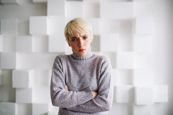 Jonge Fronsende Vrouw Warme Casual Trui Met Blond Haar Zoek — Stockfoto