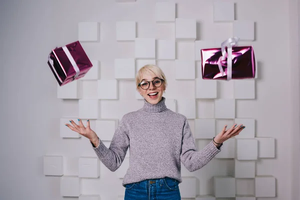 Šťastná Žena Zubatým Úsměvem Ležérním Oblečení Brýlemi Vyhazování Dárkových Krabic — Stock fotografie