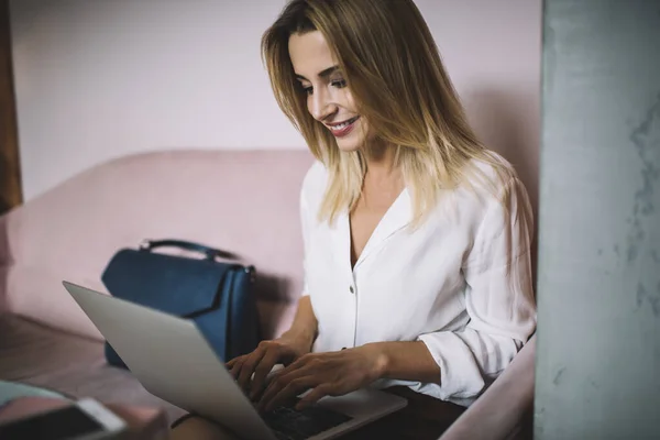 Joven Empresaria Sonriente Con Pelo Largo Ropa Elegante Sentada Mesa —  Fotos de Stock