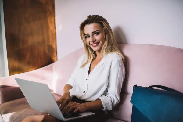 Feliz Joven Mujer Negocios Con Experiencia Trabajando Con Netbook Mientras — Foto de Stock