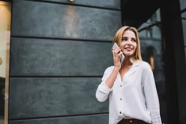 Entzückte Junge Frau Mit Langen Blonden Haaren Weißer Bluse Steht — Stockfoto