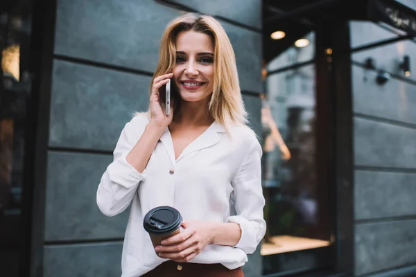 Joven Mujer Alegre Con Elegante Blusa Pie Con Café Para — Foto de Stock