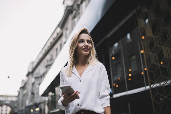 Niedriger Winkel Einer Jungen Freundlichen Blonden Frau Trendigen Outfit Die — Stockfoto