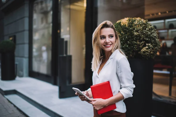 Gelukkig Jong Vrouwelijk Ondernemer Wit Formele Blouse Staan Straat Met — Stockfoto