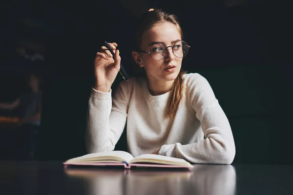 Van Onderen Van Geconcentreerde Vrouwelijke Freelancer Casual Kleding Met Bril — Stockfoto