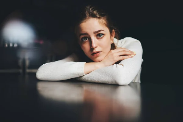 Jovem Mulher Pensativa Jumper Branco Sentado Mesa Colocando Cabeça Nas — Fotografia de Stock