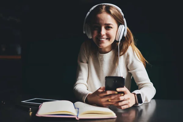 Smiling Female Casual Clothes Looking Camera Using Headphones Listening Music — Stock Photo, Image