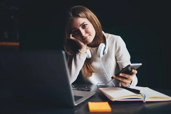 Blij Vrouw Casual Dragen Met Hoofdtelefoon Rond Nek Browsen Smartphone — Stockfoto